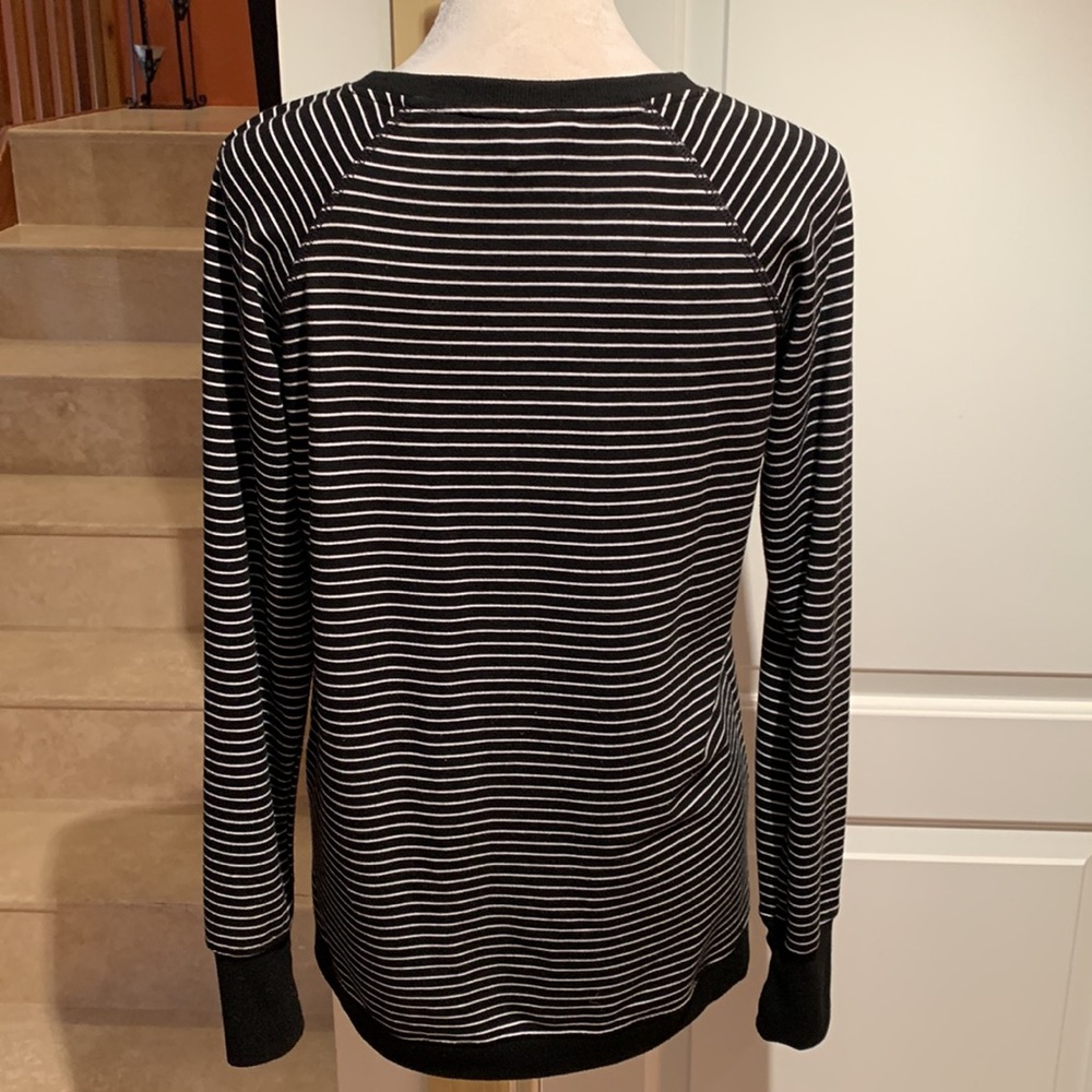 DANSKIN. tunic top features a long sleeve scoop neck pullover sweatshirt… - Picture 4 of 10